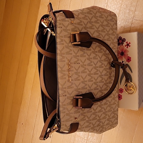 Michael Kors Lynn Satchel - Picture 8 of 16